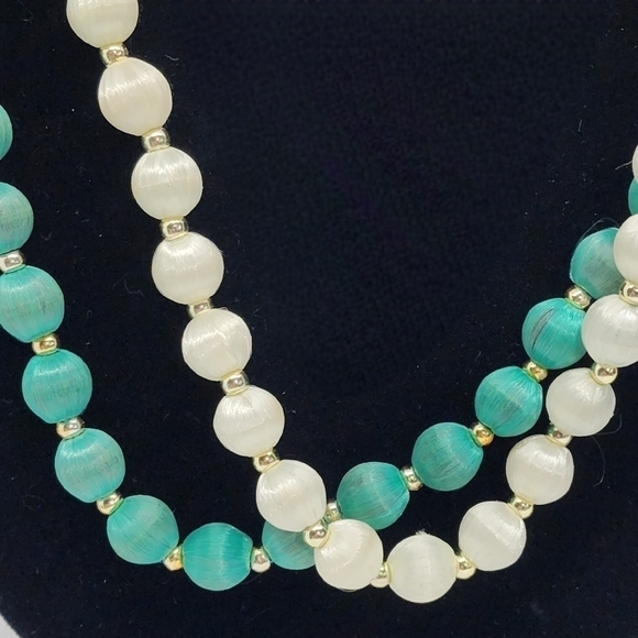 Vintage lot of 2 silk wrapped bead necklaces cream & Turquoise over the head - Picture 9 of 12